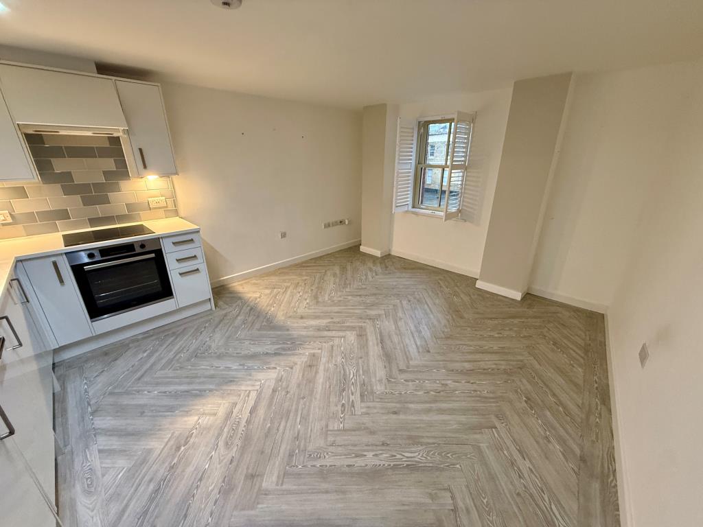 Lot: 85 - WELL PRESENTED TWO-BEDROOM FLAT - Living room